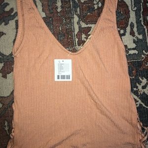 Nwt. Medium peach tie side crop